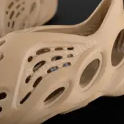 【現貨】YEEZY Foam Runner "Ochre" 灰棕 鼠尾草 洞洞鞋 洞洞拖 拖鞋 YZY GW3354：圖片 7