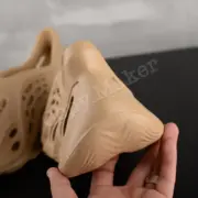 【現貨】YEEZY Foam Runner "Ochre" 灰棕 鼠尾草 洞洞鞋 洞洞拖 拖鞋 YZY GW3354：圖片 8