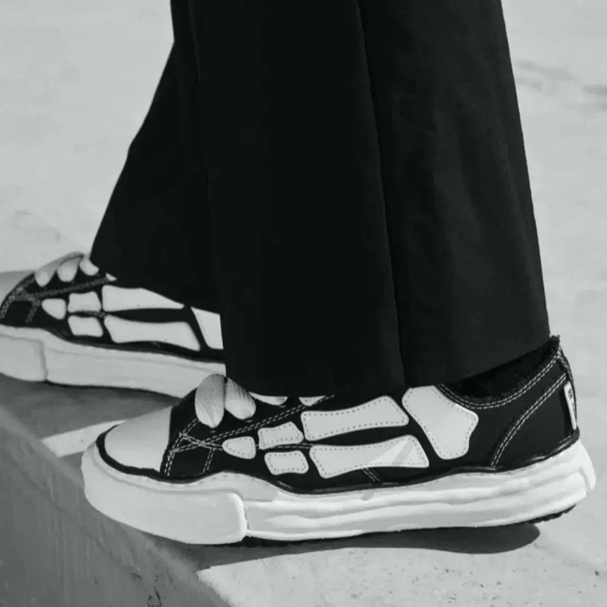 【預售】AMIRI x Maison Mihara Yasuhiro 25SS 聯名 骨頭 溶解鞋帆布鞋板鞋 MMY 黑/米色