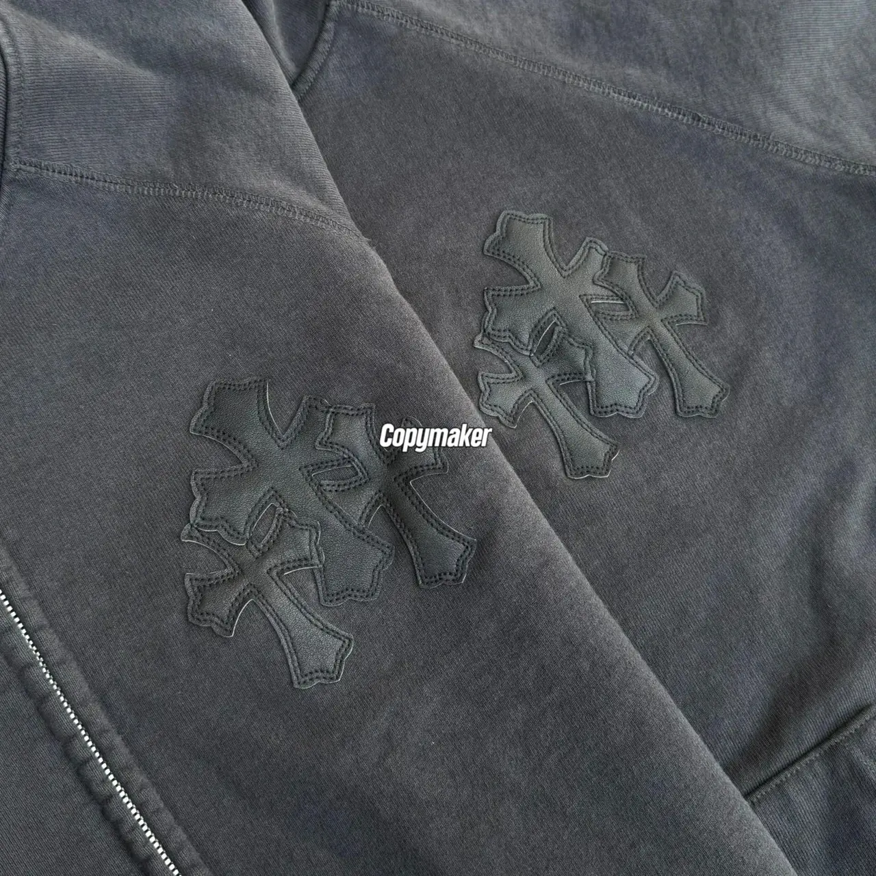 【現貨】Chrome Hearts 經典款 三十字架皮標 後背梵文金屬銘牌 拉鍊衛衣夾克連帽外套 黑色