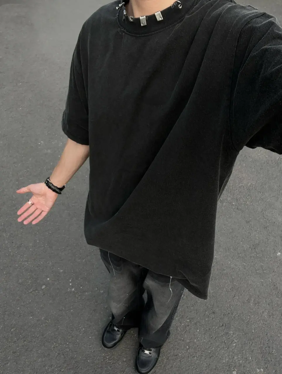 巴黎 BLC 23SS Pierced Distressed-Effect 水洗做舊破壞 領口穿孔鐵環 短袖T恤