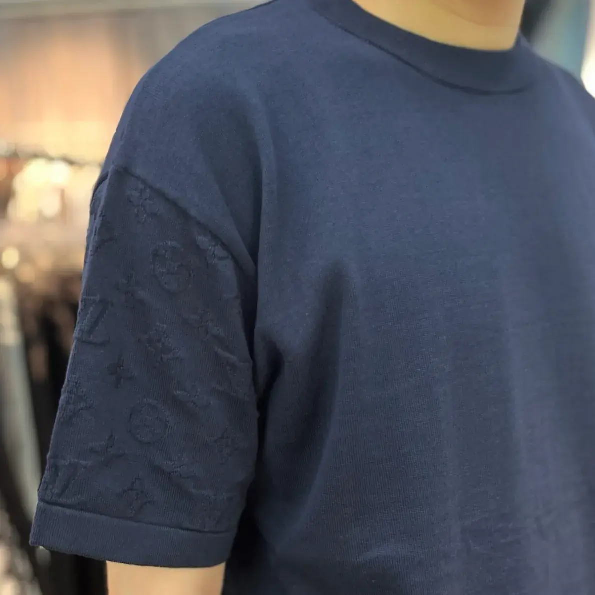 【現貨】1V 25SS 袖子提花壓紋 經典字母logo 簡約素色 短袖 T恤 深藍/白色