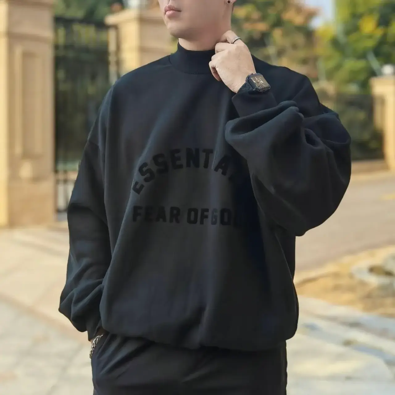 23SS FOG ESSENTIALS 副線 膠標 大學T圓領衛衣 FEAR OF GOD 玄青黑 圓弧字母