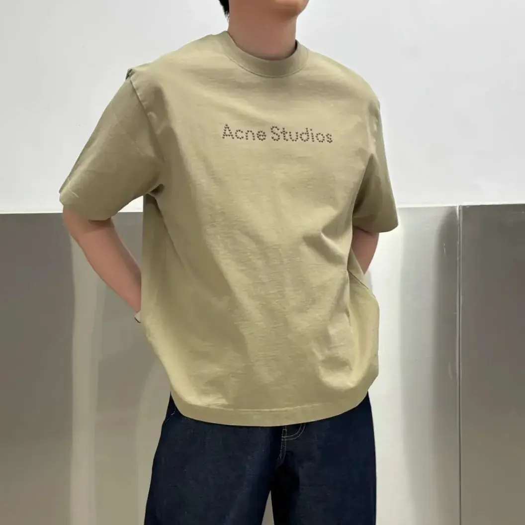 【現貨】Acne Studios 25SS 原廠鉚釘logo字母 圓領純棉短袖T恤 卡其色