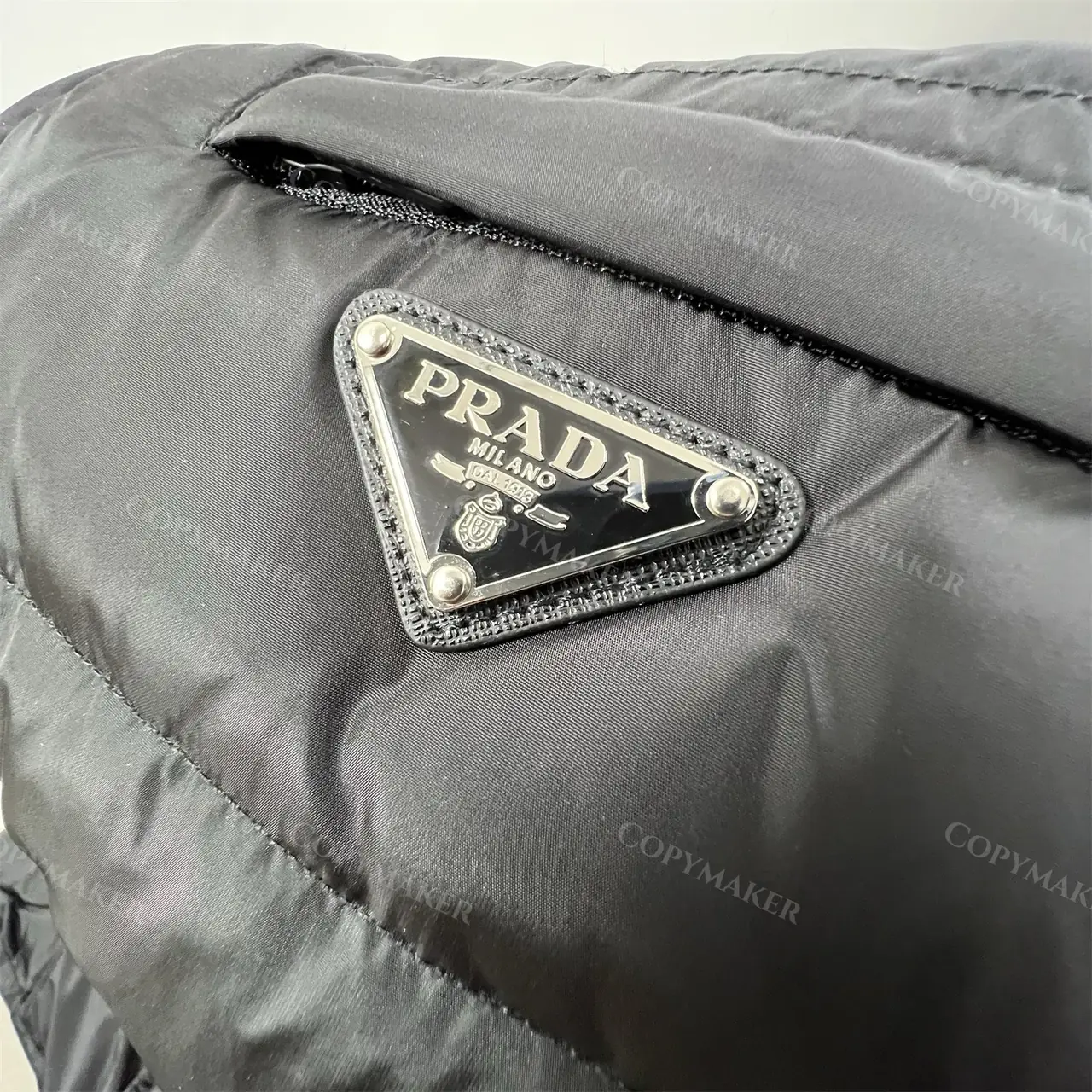 PRA 21SS 素色簡約 三角標小logo 白鴨絨羽絨背心馬甲