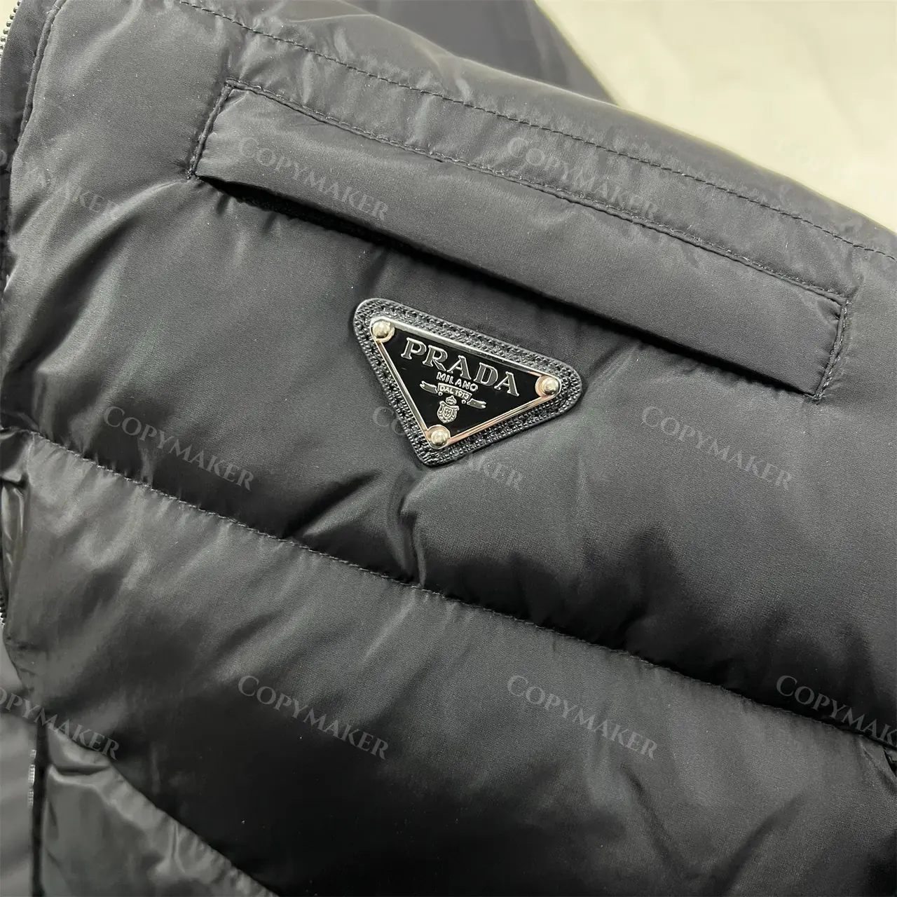 PRA 21SS 素色簡約 三角標小logo 白鴨絨羽絨背心馬甲