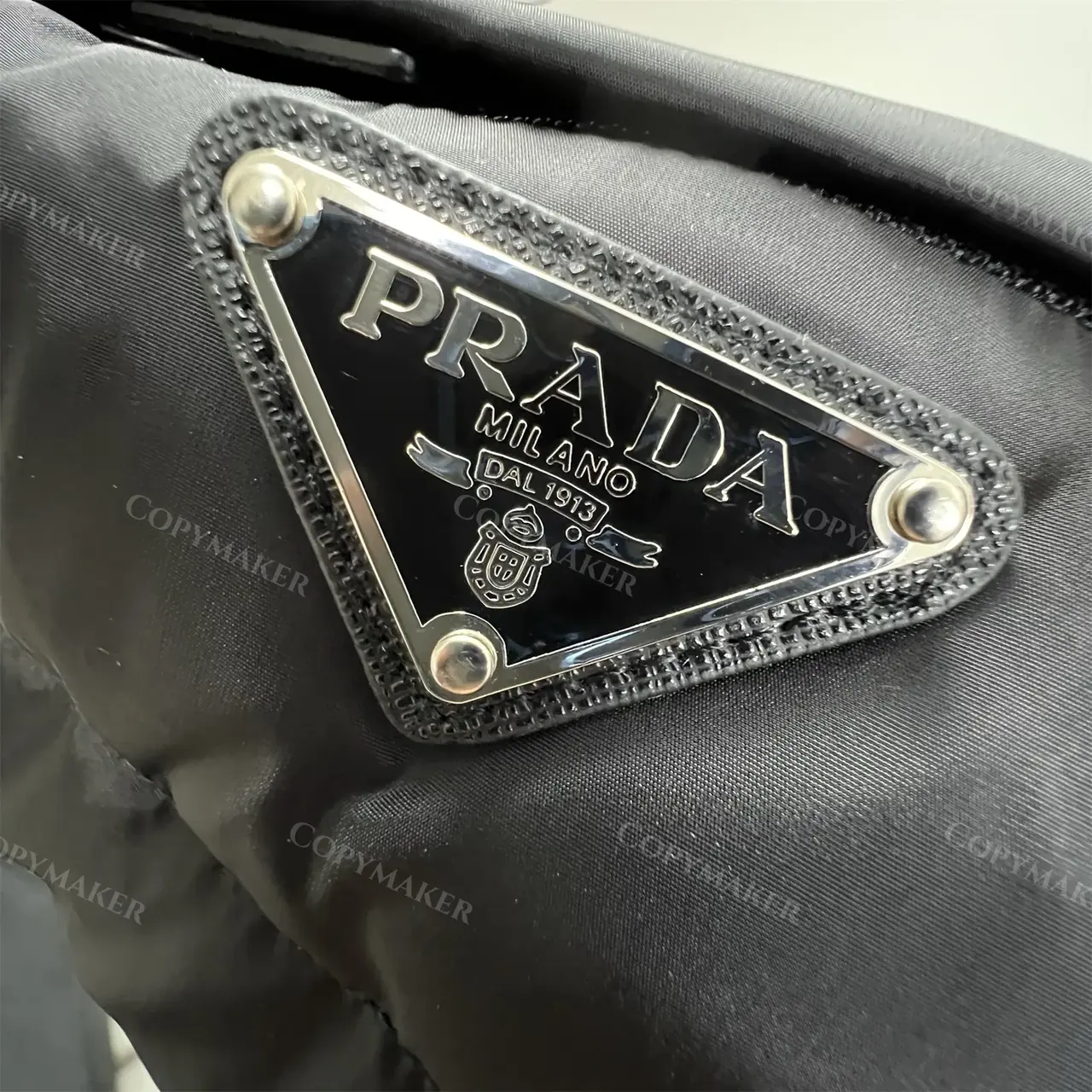 PRA 21SS 素色簡約 三角標小logo 白鴨絨羽絨背心馬甲