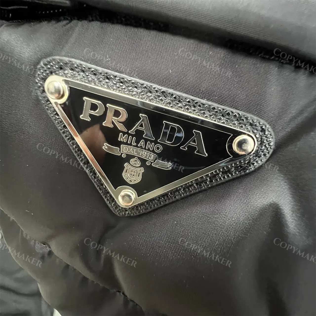 PRA 21SS 素色簡約 三角標小logo 白鴨絨羽絨背心馬甲