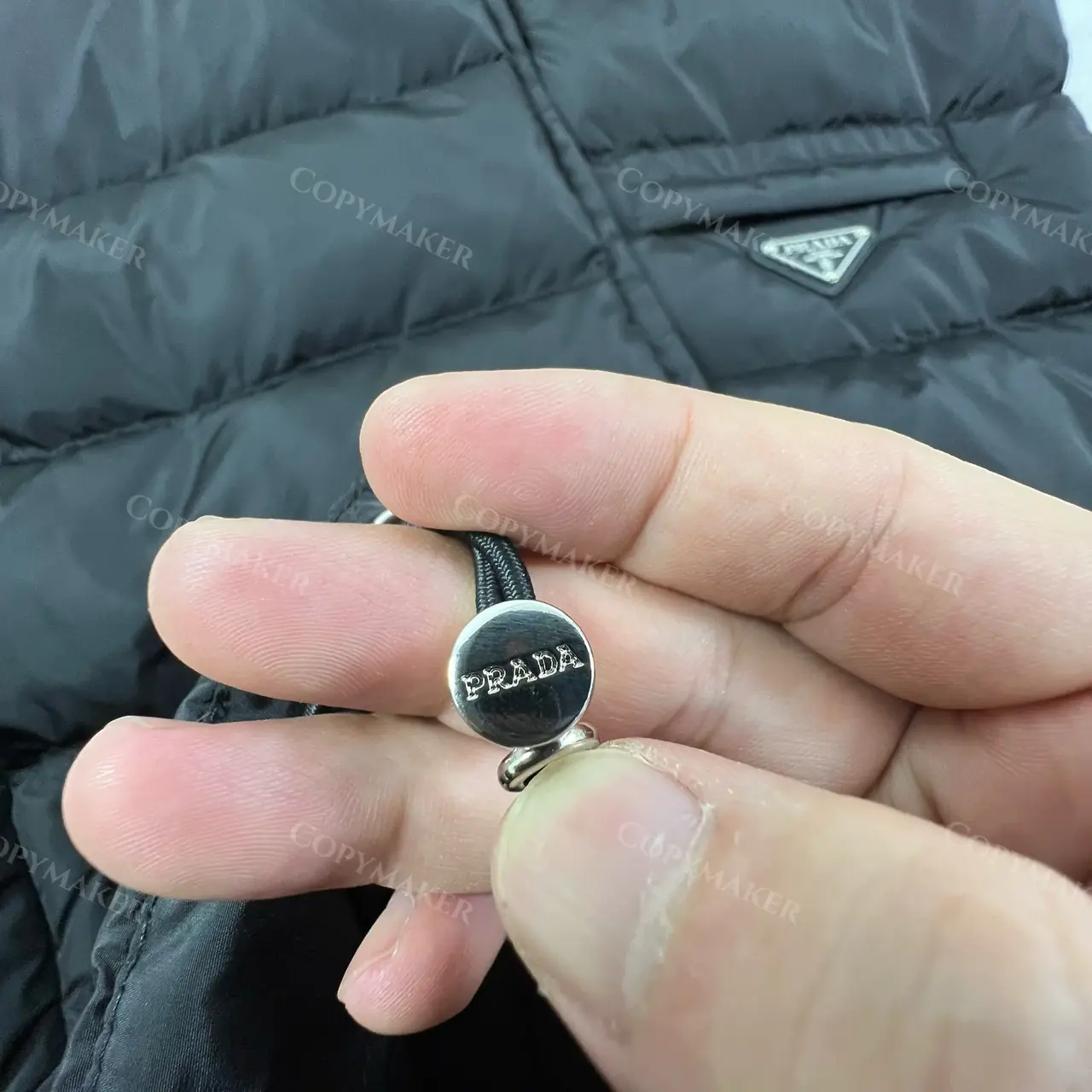 PRA 21SS 素色簡約 三角標小logo 白鴨絨羽絨背心馬甲