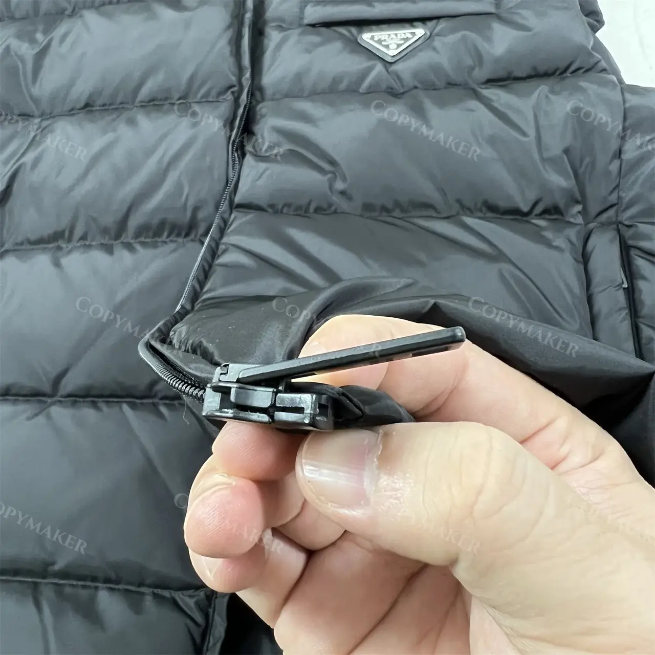 PRA 21SS 素色簡約 三角標小logo 白鴨絨羽絨背心馬甲