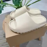 【現貨】YEEZY Slide “Bone” FZ5897 kanye west YZY 拖鞋 鞋子 休閒拖 踩屎感 磨砂骨白：圖片 3