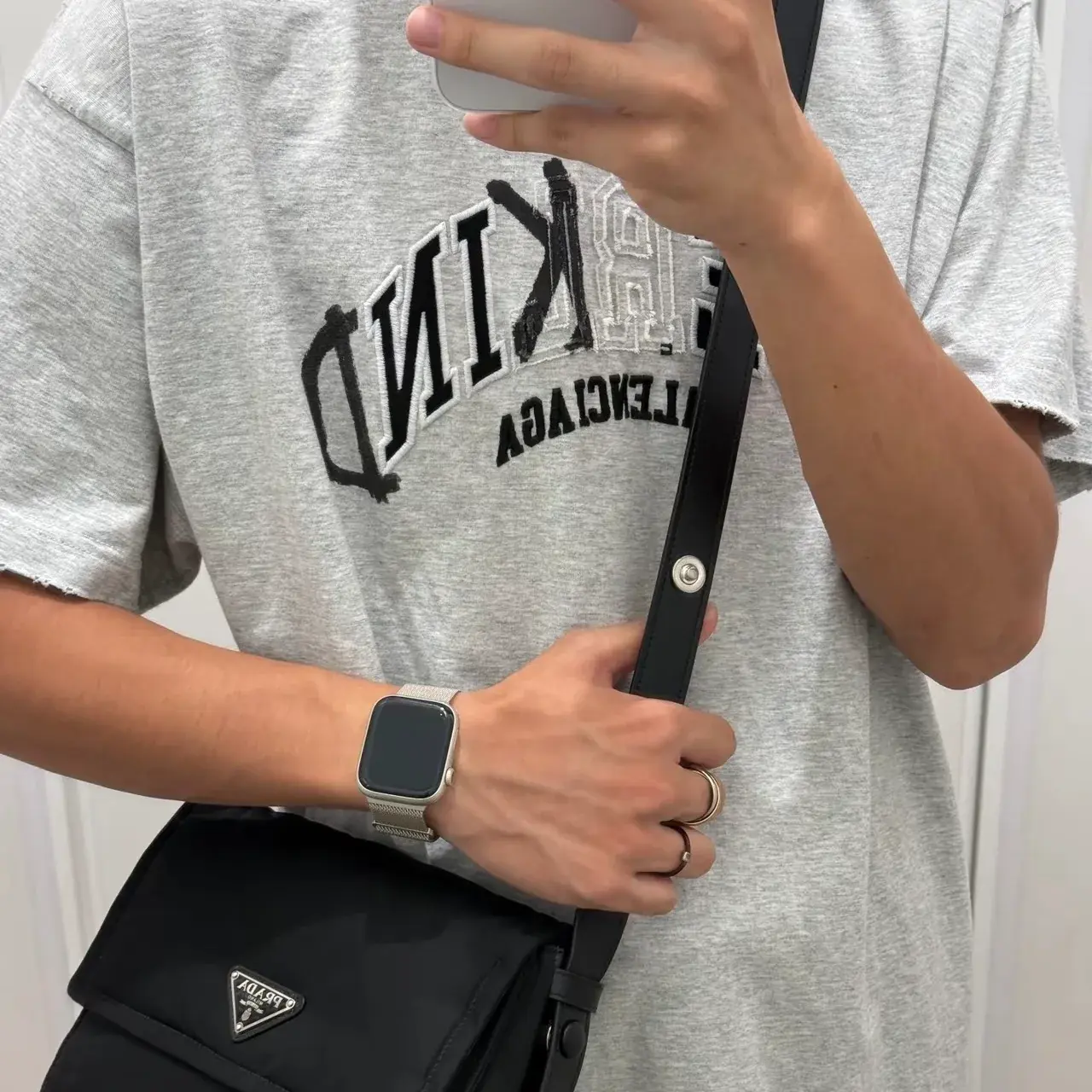 【福利回饋】巴黎 BLC 23SS Be kind 補丁刺繡做舊破壞 logo字母 短袖T恤 灰色