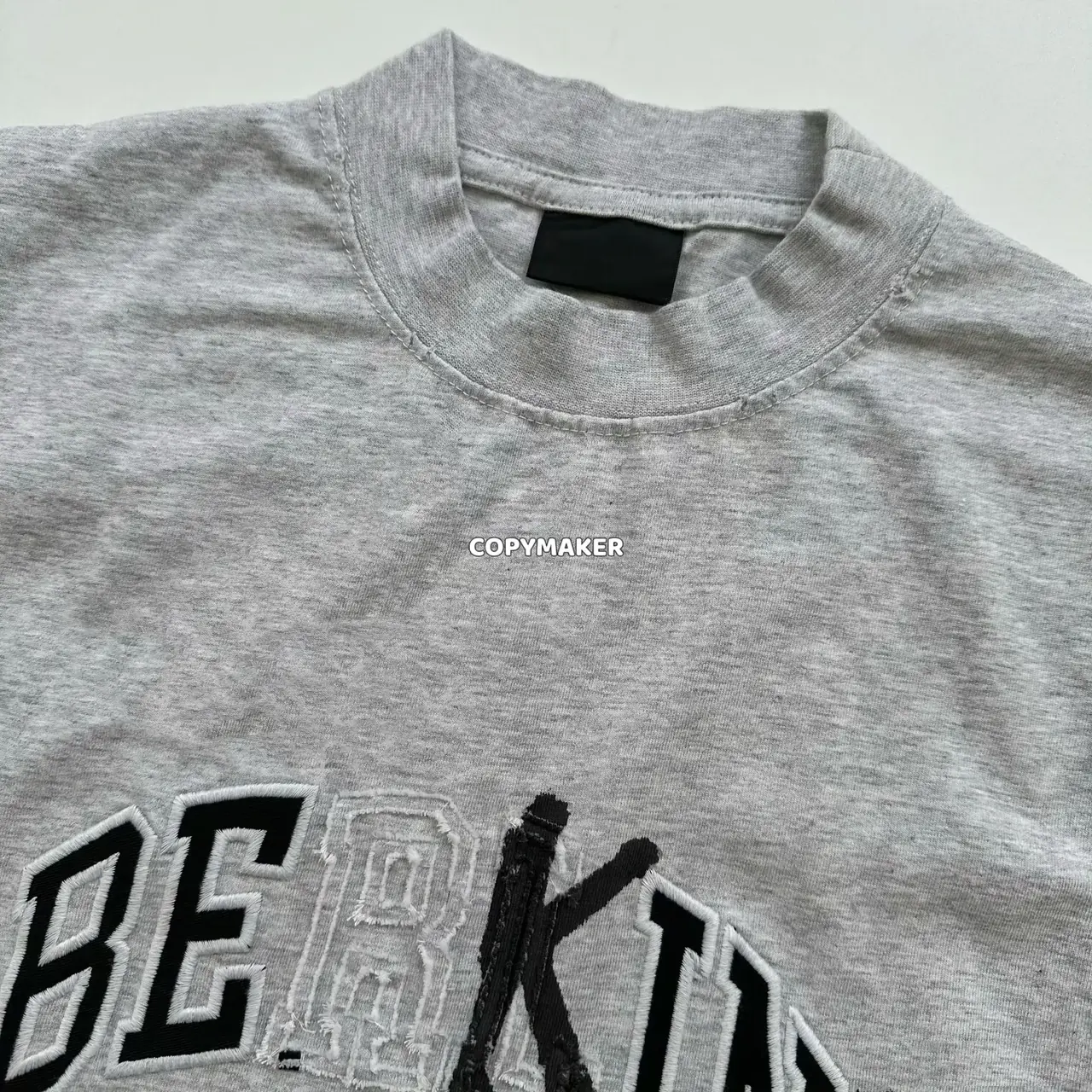 【福利回饋】巴黎 BLC 23SS Be kind 補丁刺繡做舊破壞 logo字母 短袖T恤 灰色